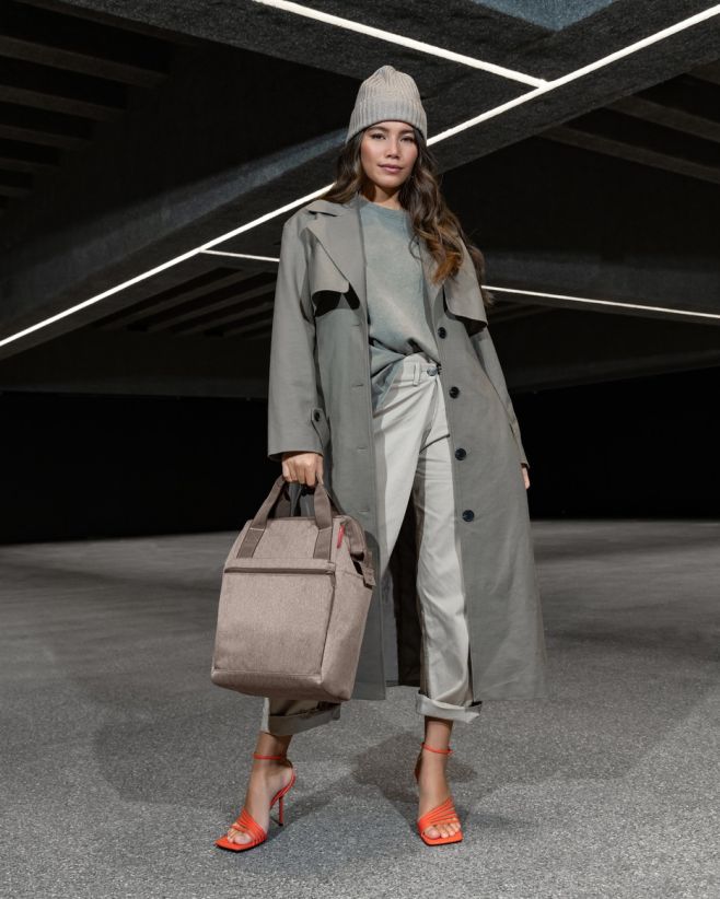 🎒 Batoh Allrounder R – styl & praktičnost v jednom! Seznamte se s modelem Allrounder R Herringbone mokka od značky...