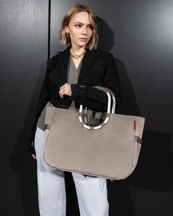 🛍️ Hledáte dárek, který potěší i poslouží? Stylová taška Loopshopper L od Reisenthel kombinuje eleganci, odolnost a...