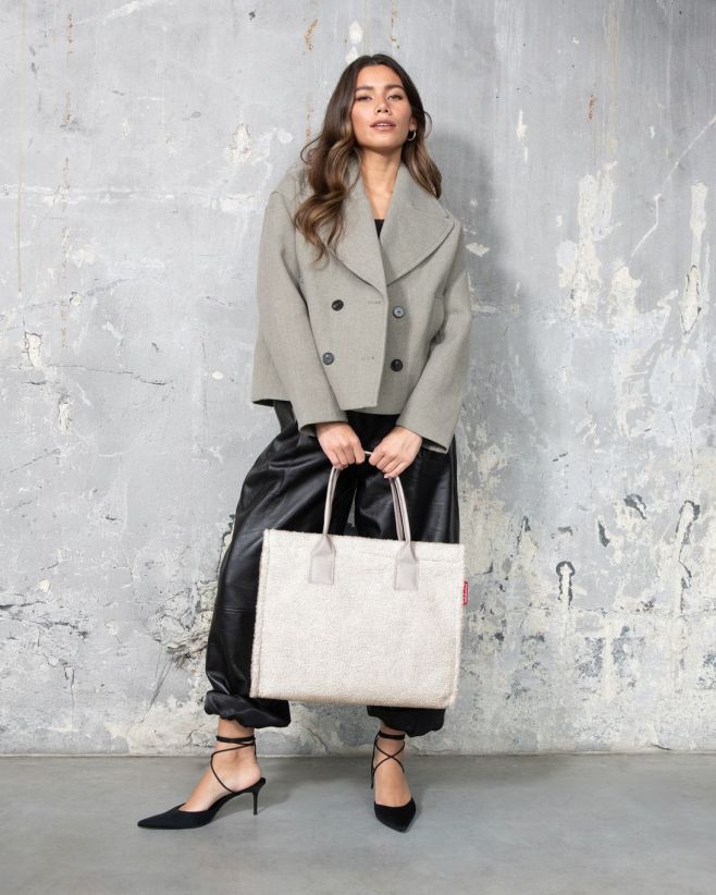 👜 Náš bestseller v posledních kusech! Kabelka Daily Shopper – Teddy Sand vyniká svou hebkostí, prostorností a nadčasovým...