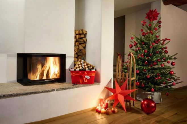 ✨ Útulné vánoční chvíle ✨ Praskající krb, třpyt světýlek a láskyplně zabalené dárky – přesně tak kouzelné mohou být...