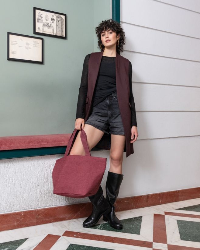 ✨ Styl, praktičnost a elegance v jednom! ✨ Představujeme vám naši nákupní tašku přes rameno Shopper M z kolekce Twist...