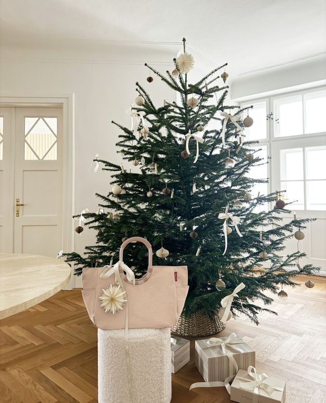 ✨ Ať už pod stromeček, nebo jako stylový dárek sama sobě. Taška Loopshopper L v designu Twist coffee je perfektním...