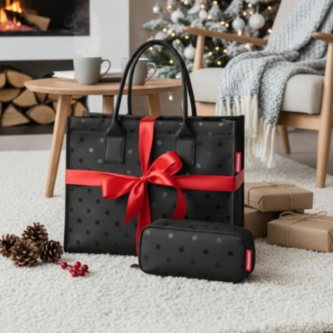 🎁 Tip na dokonalý dárek! Sada stylové kabelky a praktického pouzdra Daily Shopper set Glossy Dots Black od značky...