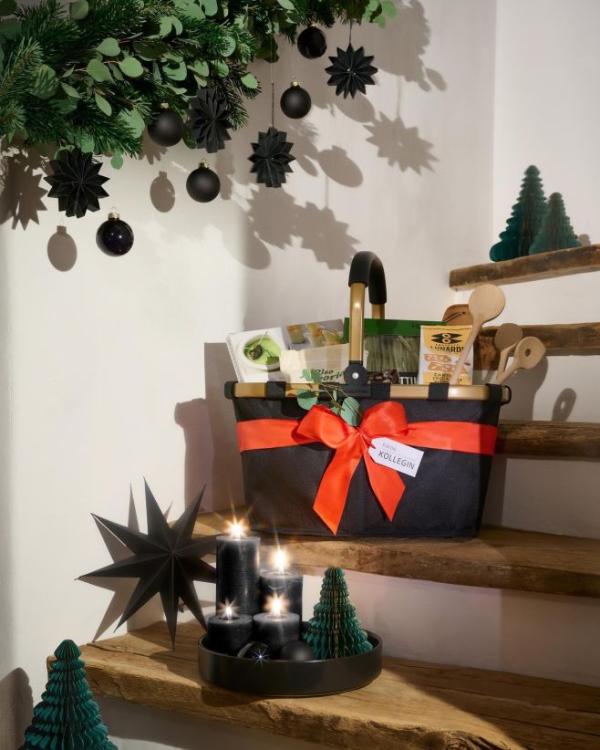 Tip na dárek pro kolegy 🎁✨ Košík plný malých pokladů – osobnější než jakákoli klasická dárková krabička a ideální pro...